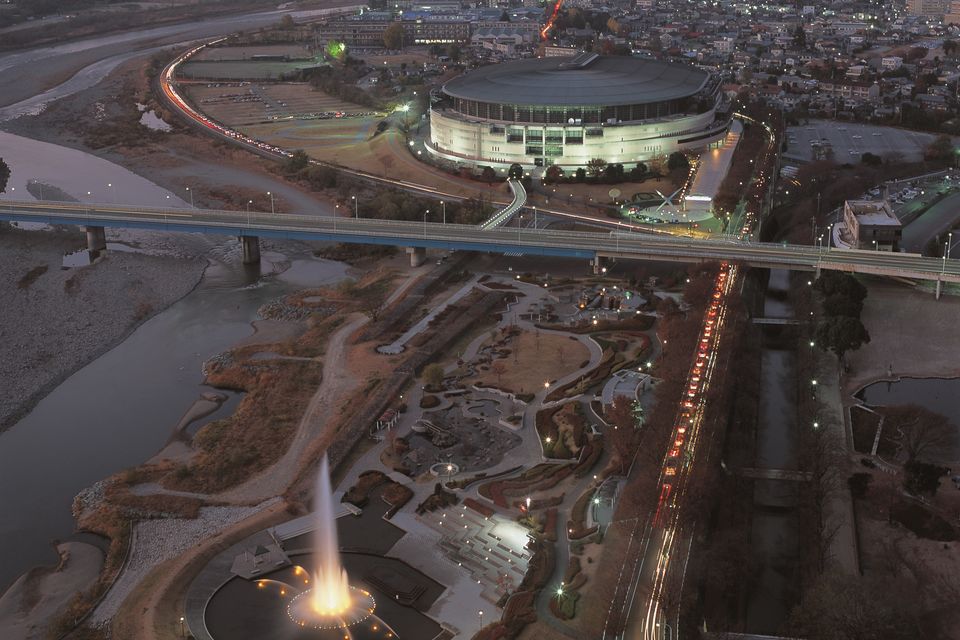 日本トーターグリーンドーム前橋と、周りの川・橋・公園を高い所から見た写真